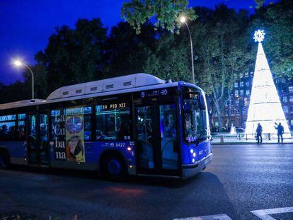 Un autobús de la línea 14 circula por una calle de Madrid 26 noviembre.