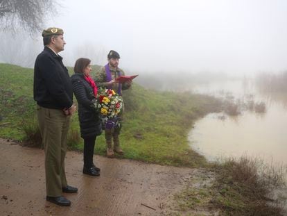 La ministra de Defensa, Margarita Robles, durante el homenaje a los dos militares ahogados, el día 4 en el embalse de la base de Cerro Muriano.