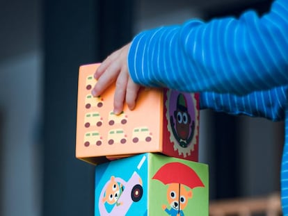 Un niño juega en casa.