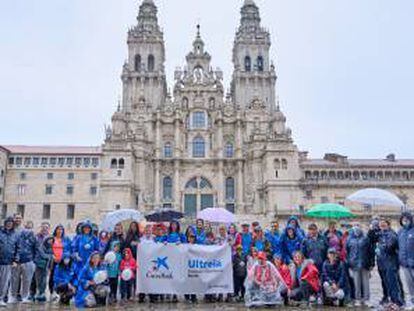 Mil empleados de CaixaBank recorren y recogen residuos del Camino de Santiago