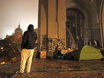 Las rejas instaladas bajo el viaducto de la calle Bailén, en Madrid, impiden que los sin hogar se refugien tras ellas de las inclemencias del tiempo. 