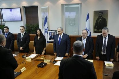 El primer ministro israelí, Benjamin Netanyahu (c), preside un minuto de silencio en memoria del expresidente israelí y premio Nobel de la paz Simón Peres, durante una reunión especial del Gabinete, en Jerusalén.