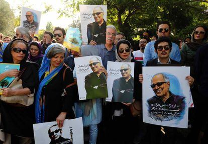 Participantes en el homenaje al director Abbas Kiarostami, en Teher&aacute;n.