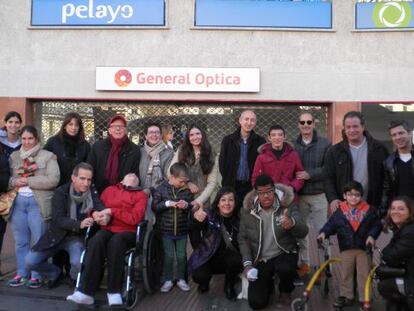 Voluntarios de Pelayo acompa&ntilde;an a personas con discapacidad a una funci&oacute;n de circo, el pasado fin de semana en Madrid.