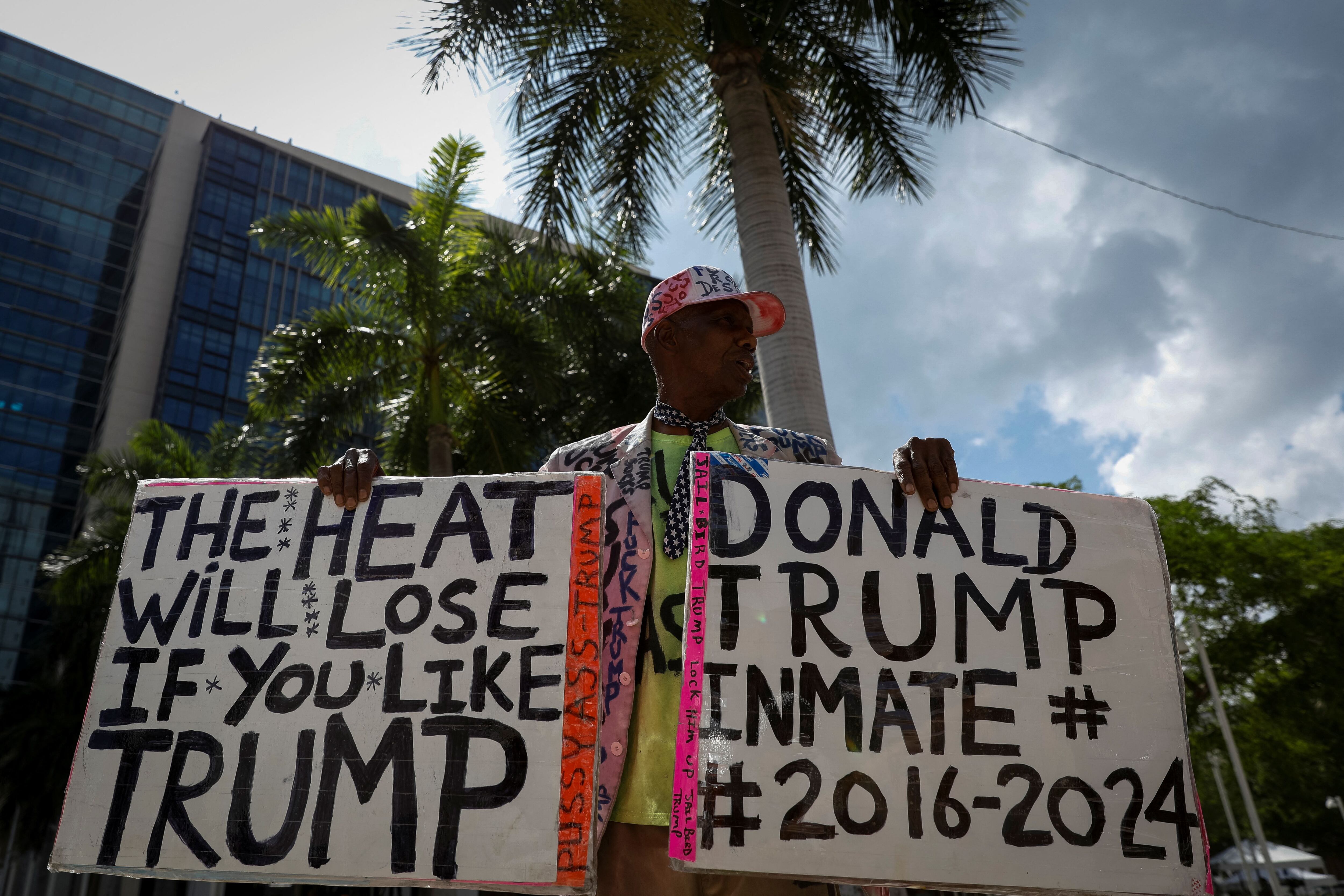 Xavier Presley se manifiesta este viernes contra Trump frente al tribunal de Miami donde se espera que comparezca el expresidente la semana próxima.