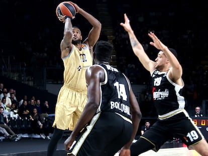 Cory Higgins lanza a canasta durante el partido entre el Barcelona y el Virtus Bolonia, este jueves.