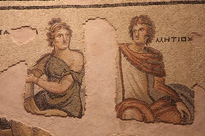 Mosaico en Zeugma (Turquía) fechado alrededor del 200 d.C. que muestra a Metíoco y Parténope, protagonistas de una novela griega de la que conservamos fragmentos de papiro.