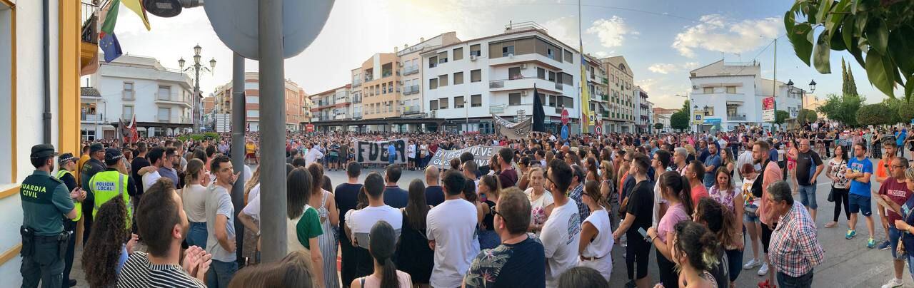 Los vecinos de Peal de Becerro durante la manifestación del pasado lunes en repulsa por la muerte de un portero de discoteca del municipio.