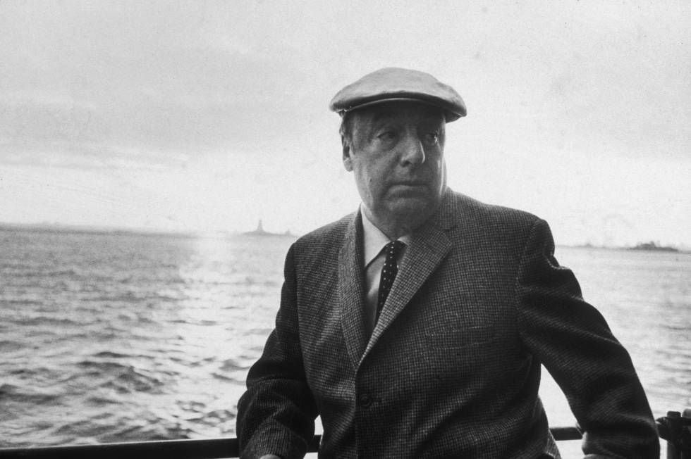 Pablo Neruda a bordo de un barco en Nueva York en 1966.