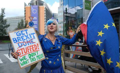 Una mujer protesta contra el Brexit este jueves en Bruselas. 