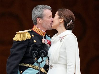 El rey Federico X de Dinamarca besa a su esposa, la reina María de Dinamarca, en el balcón del palacio de Christiansborg, en Copenhague, este domingo.
