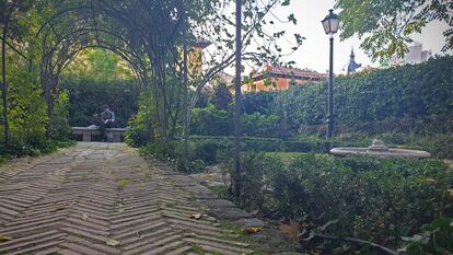 Un camino enladrillado bajo la pérgola en el jardín del Príncipe de Anglona en la plaza de la Paja de Madrid.