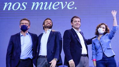 El presidente gallego, Alberto Núñez Feijóo; el líder del PP, Pablo Casado; el candidato a la Junta de Castilla y León, Alfonso Fernández Mañueco, y la madrileña, Isabel Díaz Ayuso, en el cierre de campaña en Valladolid, el viernes.