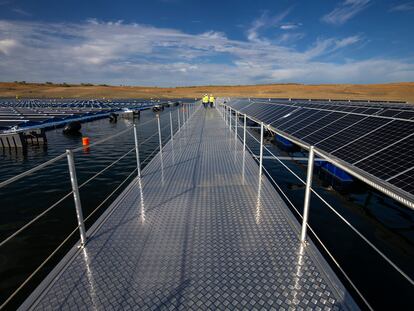 Placas solares en la planta fotovoltaica flotante del embalse de Sierra Brava en Cáceres.