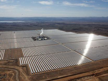 Imagen aérea de la central térmica solar de Ouarzazate, en Marruecos.