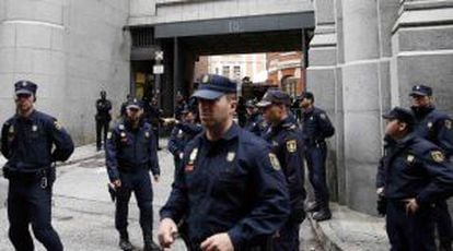Numerosos agentes vigilan la puerta trasera del Banco de España.