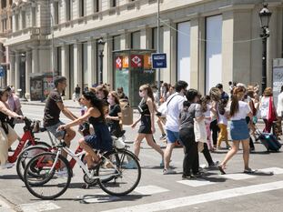 Bicicletas en la plaza de Cataluña, que carece de carril bici.