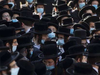 Un grupo de judíos ultraortodoxos se concentran durante el funeral del rabino Refael Aharon, fallecido por coronavirus, este jueves en Bnei Brak (Israel). 