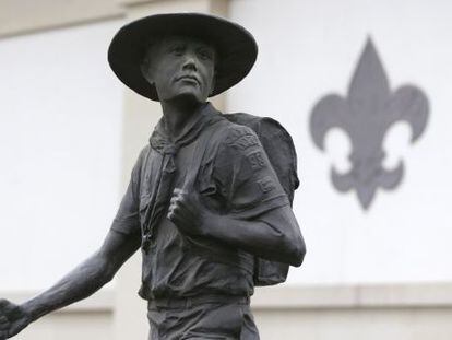 Una estatua en honor de los Boy Scouts de Am&eacute;rica situada enfrente del museo Nacional de los Scouts en Irving,Texas. 