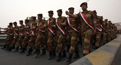 Soldados yemen&iacute;es desfilan este domingo en San&aacute;.