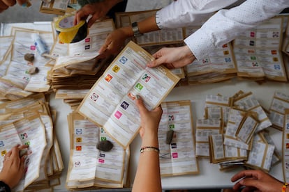 Funcionarios de casilla cuentan los votos en un puesto de votación en el Estado de Jalisco, México, en junio de 2021.