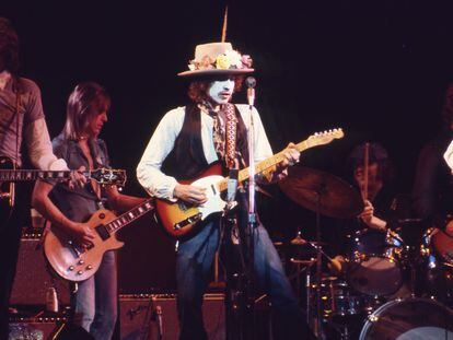 Bob Dylan, Joan Baez y The Band of Merry Players en el concierto benéfico a favor del boxeador Rubin 'Hurricane' Carter de la gira Rolling Thunder Revue, en diciembre de 1975.