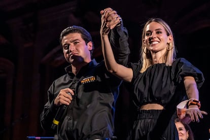 Samuel García y Mariana Rodríguez celebran la victoria, el 7 de junio en Monterrey.