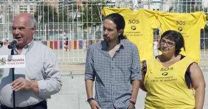 Pablo Iglesias, acompañado de Lluís Rabell, candidato de Catalunya Sí que es Poyt y de Nuria Muñoz, madre de la escuela Paco Candel, de L'Hospitalet.