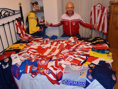 Alberto Huertas en su casa en Segovia con varios ejemplares de su colección de camisetas del Atlético de Madrid.