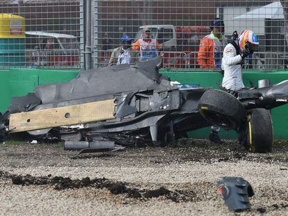 Alonso se aleja de su coche tras el accidente.