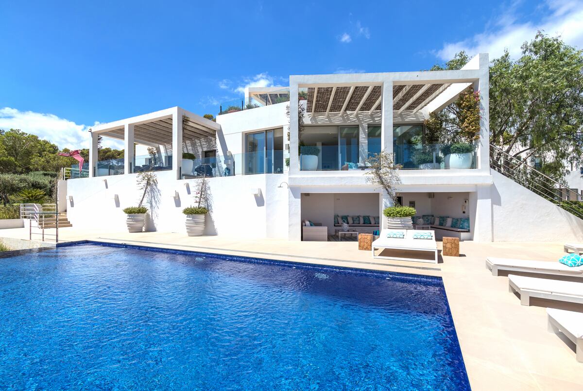 Las tres casas de la semana: de una villa en Ibiza por 11 millones a un palacio Asturias por 4 millones | Negocios