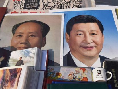 Un poster del líder comunista Mao Zedong junto a uno del presidente chino, Xi Jinping, en un mercado de Beijing.