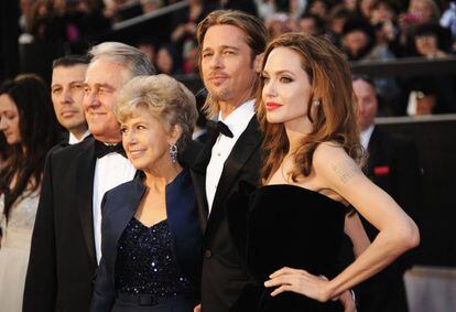 William Alvin Pitt, Jane Pitt, Brad Pitt y Angelina Jolie, en la alfombra roja de los Oscar de 2012, celebrados en Los Ángeles (EE UU).