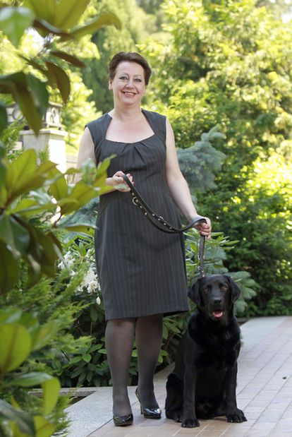 Nuala Gardner posa con un perro guía español.