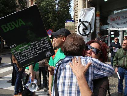 Activistas de la PAH de Sabadell se abrazan despu&eacute;s de poner fin a la ocupaci&oacute;n