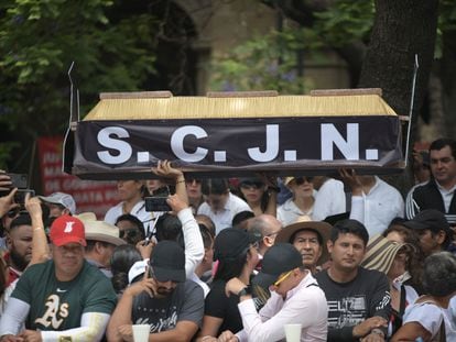 Un grupo de manifestantes carga la réplica de un ataud con las siglas de la Suprema Corte, en Ciudad de México, el pasado 20 de mayo.