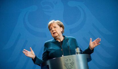Angela Merkel informant sobre el coronavirus el març de l'any passat.