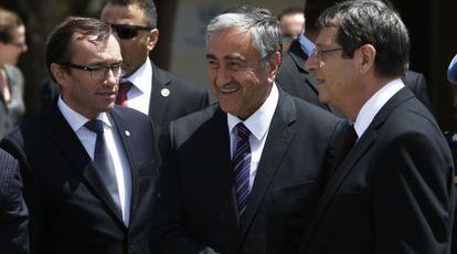 El presidente grecochipriota, Nikos Anastasiadis (derecha) junto al líder turcochipriota, Mustafá Akinci (centro).