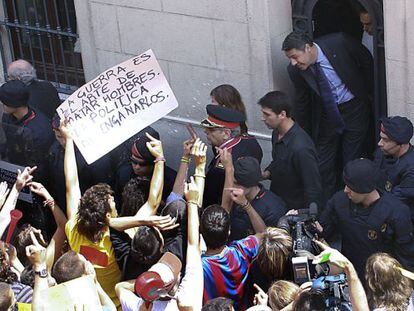 García Albiol sale por la puerta de atrás del Ayuntamiento de Badalona ante un grupo de manifestantes