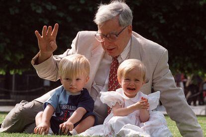 Robert Edwards en 1998, con dos niños nacidos por fecundación in vitro.