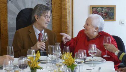 Luis Izquierdo y Carmen Balcells en 2013, durante la celebraci&oacute;n de los 77 a&ntilde;os del catedr&aacute;tico y poeta.