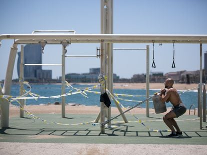 Un hombre hacer ejercicio en el gimnasio al aire libre que se abrirá a la práctica deportiva la semana que viene.