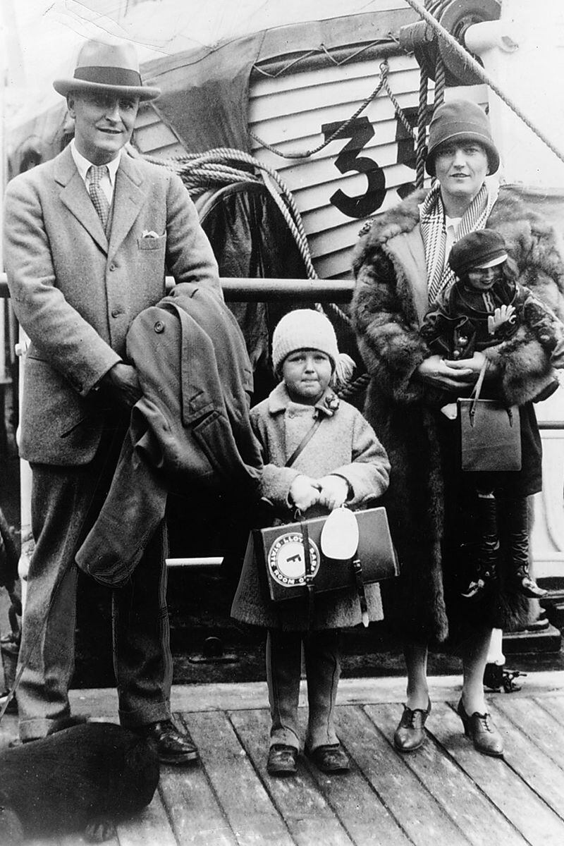 Zelda Fitzgerald junto a su esposo y su hija Scottie.