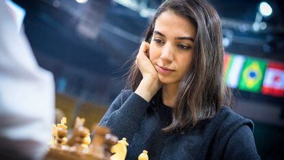 La ajedrecista iraní Sara Khadem compite, sin llevar hiyab, en los Campeonatos Mundiales de Ajedrez Rápido y Blitz de la FIDE en Almaty, Kazajistán, el 26 de diciembre de 2022.