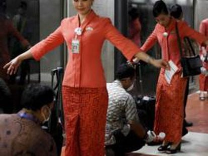 Azafatas de un vuelo proveniente de Japón se someten a un control por si hubiesen absorbido radiación, en el aeropuerto internacional Sukarno Hatta de Yakarta
