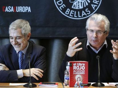 Garz&oacute;n (derecha) y Llamazares, en la presentaci&oacute;n del libro del diputado de IU.