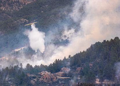 Un hidroavión sobrevolaba el jueves el incendio forestal en el término municipal de Villanueva de Viver, en la zona limítrofe de las provincias de Castellón y Teruel.
