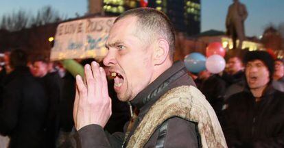 Manifestantes de Single Ukraine chocan con un grupo de simpatizantes de Rusia durante una protesta en el centro de Donetsk (Ucrania).