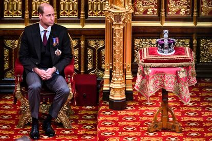 El príncipe Guillermo se sienta junto a la Corona del Estado Imperial en la Cámara de los Lores, durante la apertura estatal del Parlamento, en Londres, el martes 10 de mayo de 2022. 