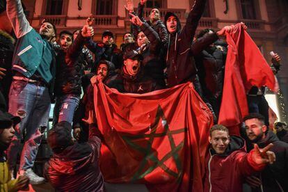 Aficionados de Marruecos en Milán celebran el pase de su selección a los cuartos de final del Mundial de Qatar.